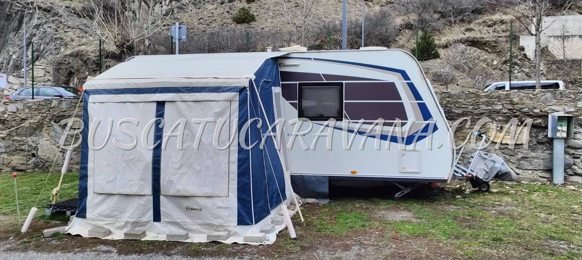 Caravana Caravelair Artica exterior con toldo desplegado de Caravanas Caravelair Artica