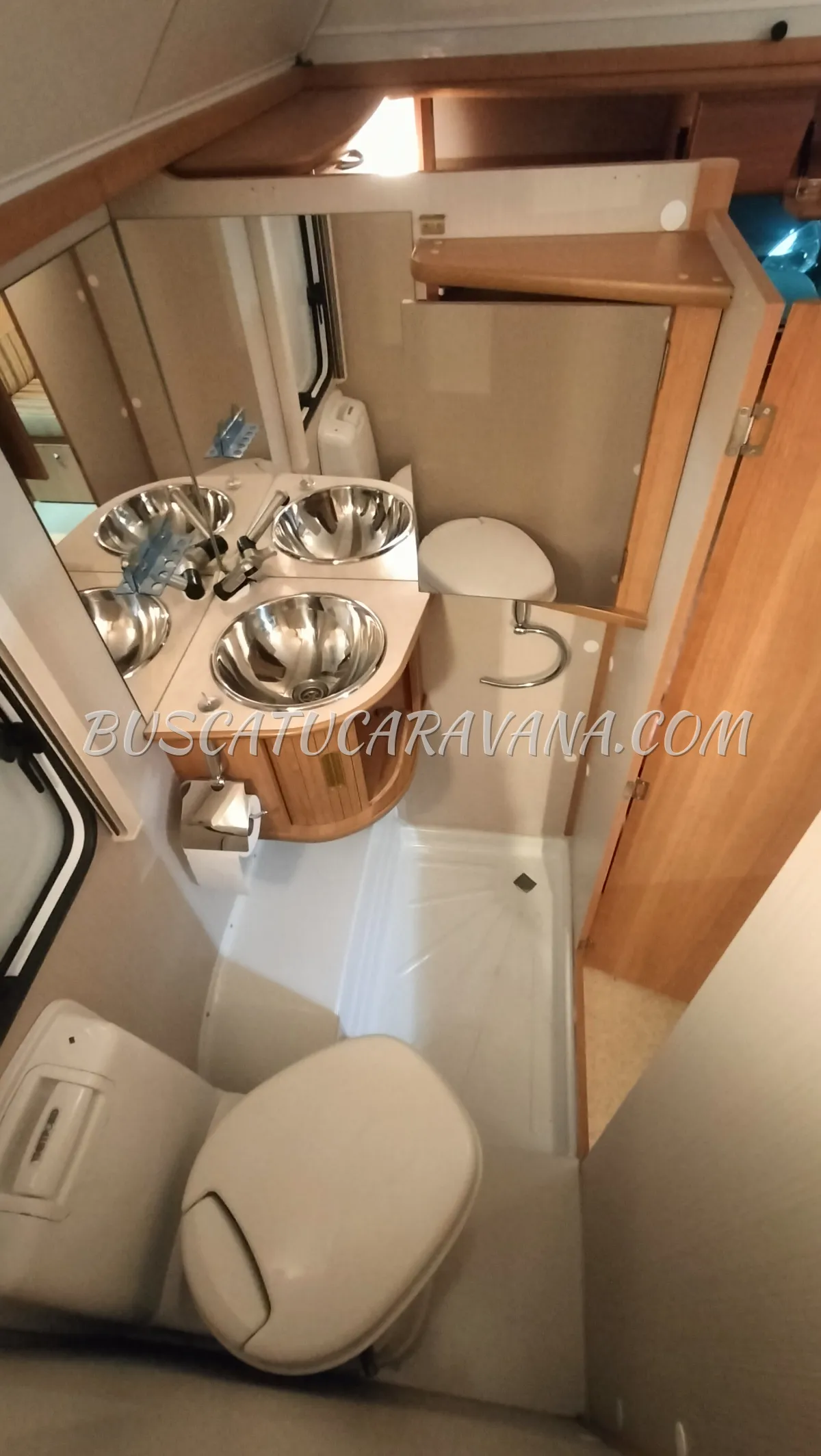 Baño caravana con inodoro, lavabo triple y espejo de Caravanas Trigano Trigano Silver