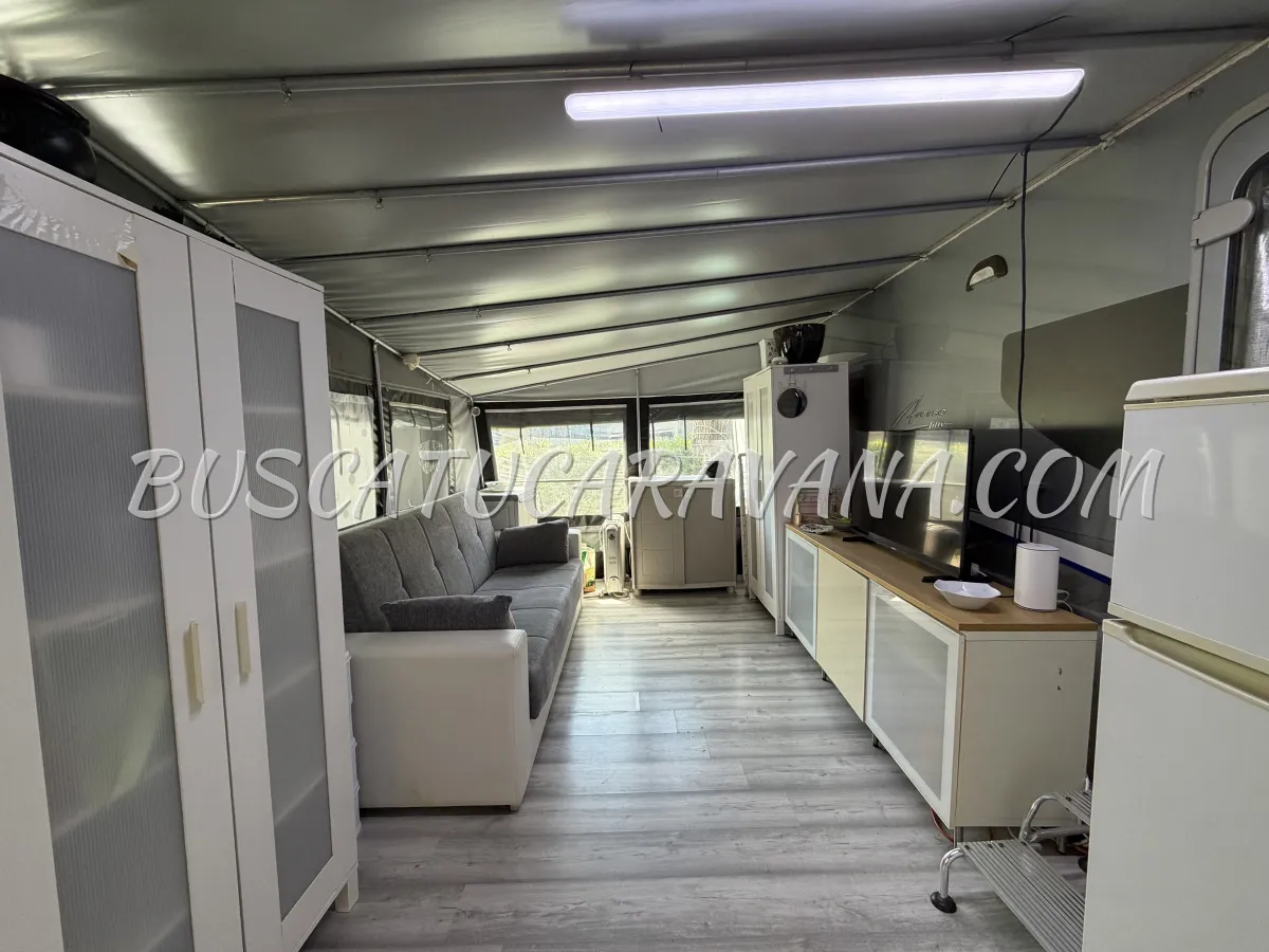 Interior caravana salón cocina y dormitorio bien iluminado de Caravanas Bürstner Averso