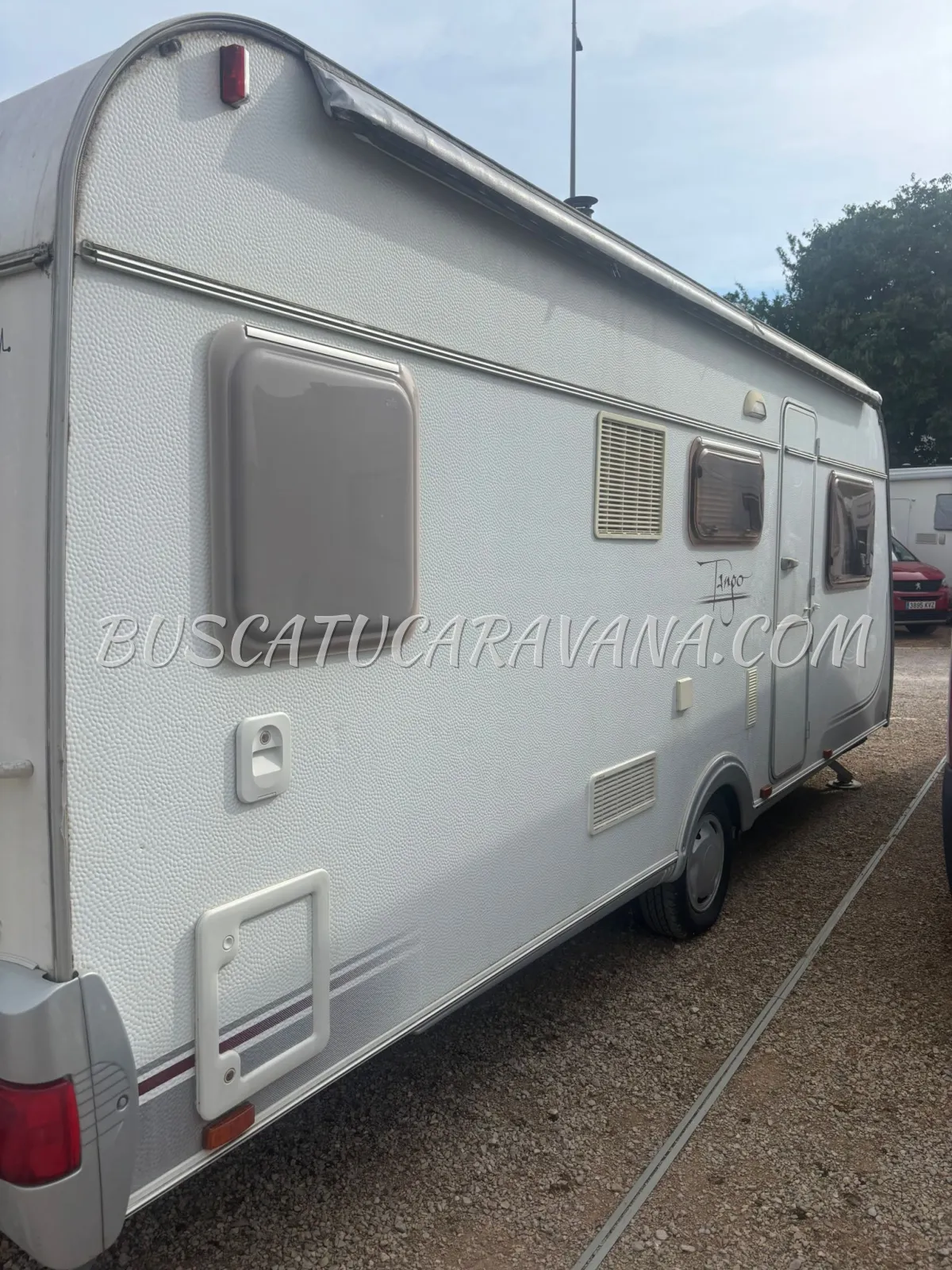 Caravana exterior blanca lateral con ventanas y puerta de Caravanas Sun Roller Tango Luxe 495