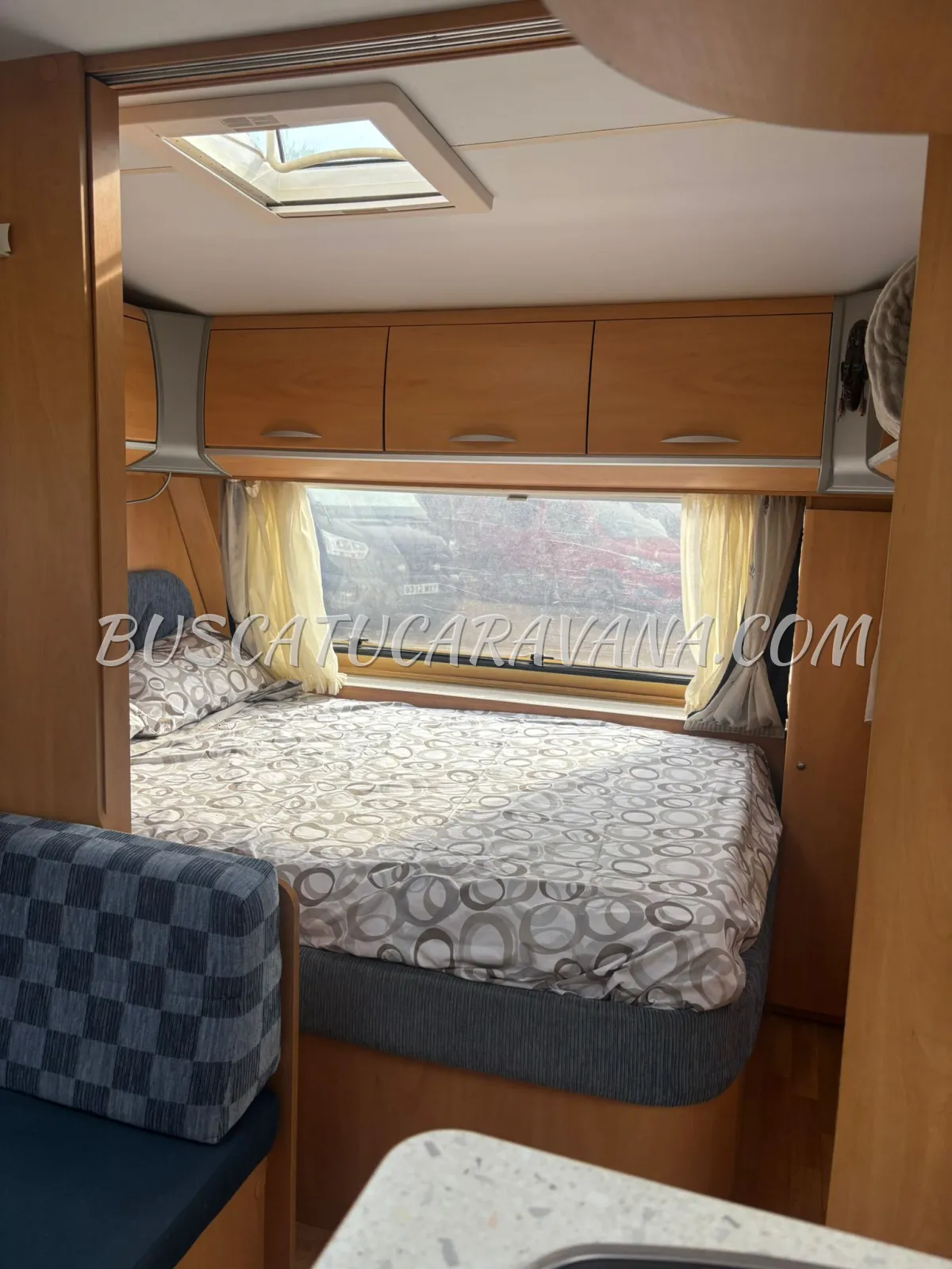 Interior caravana cama doble ventana luz natural de Caravanas Sun Roller Tango Luxe 495