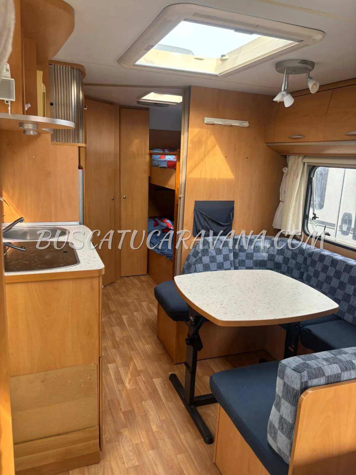 Caravana interior salón cocina y mesa comedor madera de Caravanas Sun Roller Tango Luxe 495