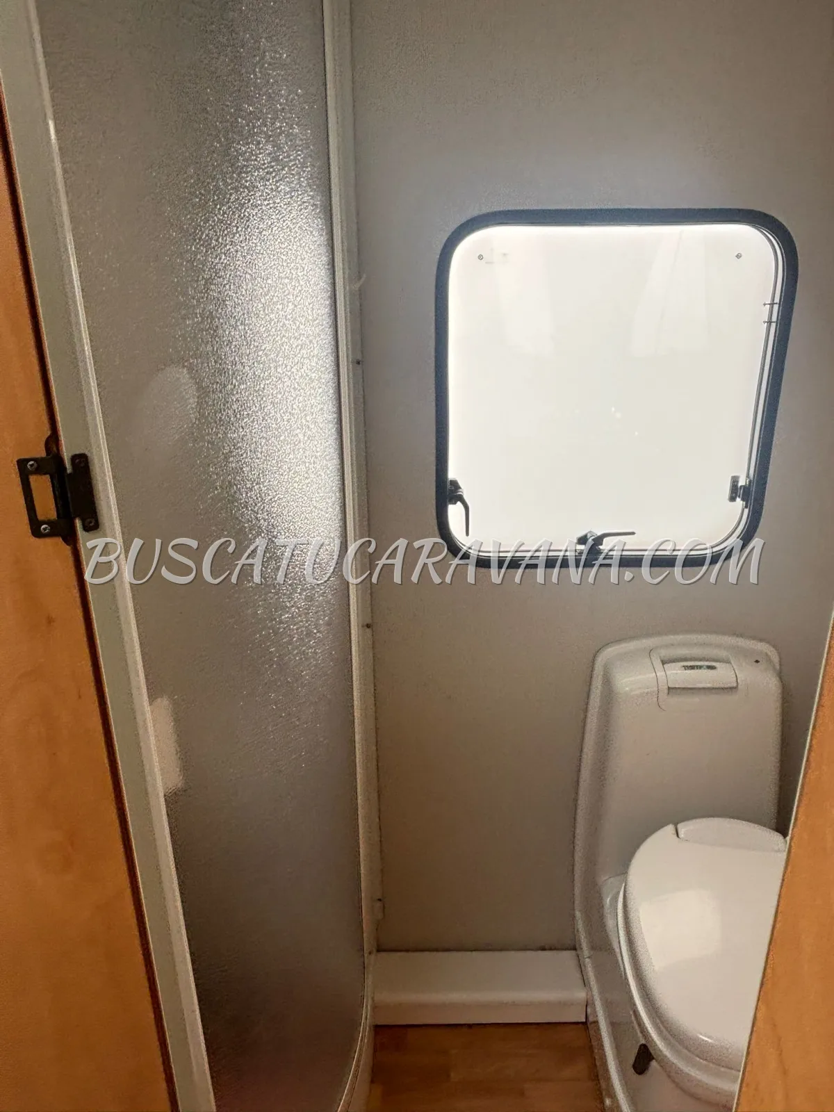 Interior baño caravana con inodoro y ventana de Caravanas Sun Roller Tango Luxe 495