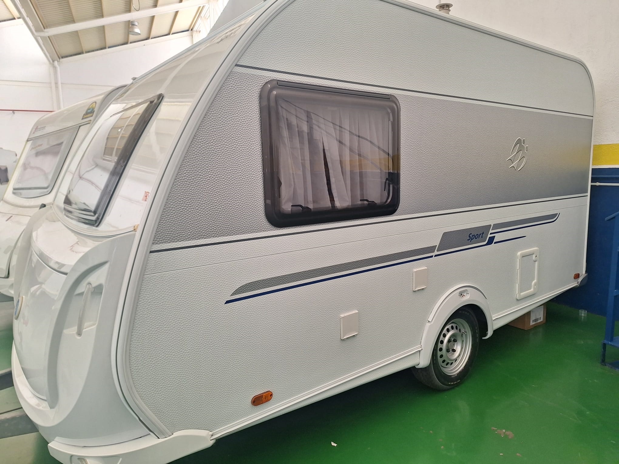Caravana Knaus Sport 400 exterior blanco con ventana lateral de Caravanas KNAUS SPORT 400