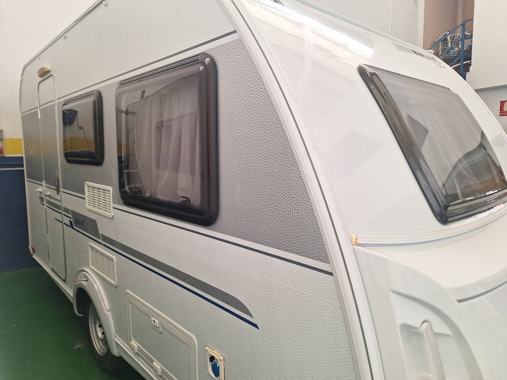 Caravana Knaus blanca exterior lateral con ventanas de Caravanas KNAUS SPORT 400