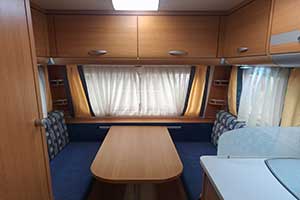 Interior caravana salón comedor visto desde entrada de Caravanas KNAUS SPORT 400