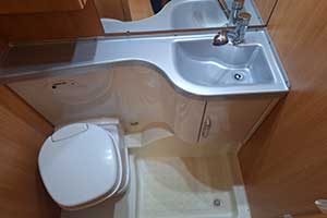 Baño caravana inodoro y lavamanos de Caravanas KNAUS SPORT 400