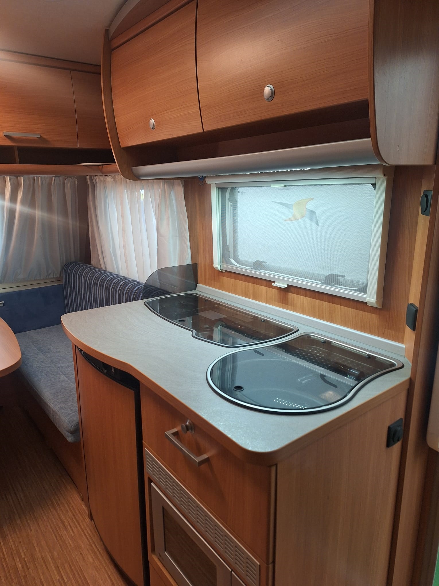 Interior caravana KNAUS SPORT 400 salón cocina con armarios madera de Caravanas KNAUS SPORT 400