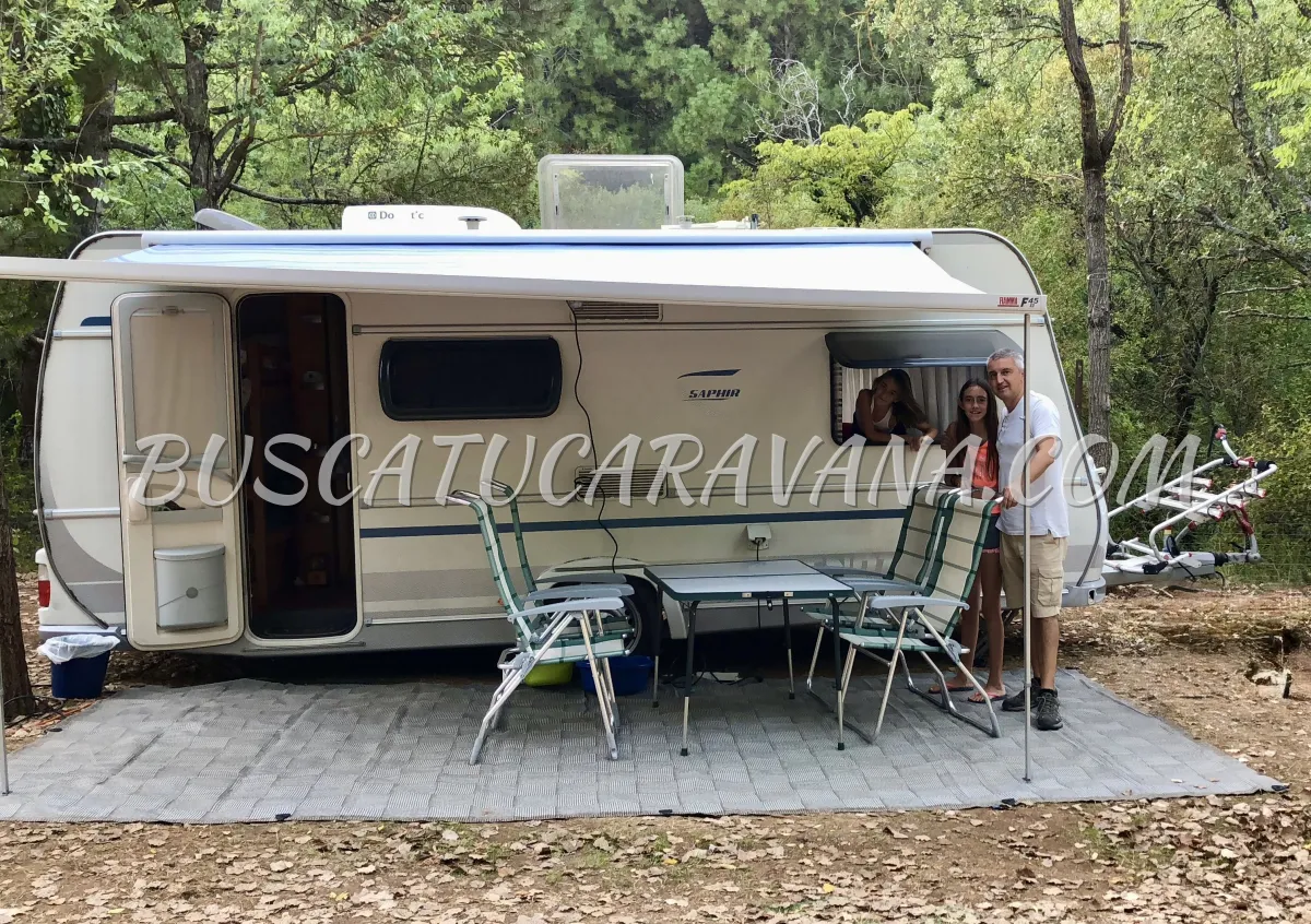 Caravana Fendt Saphir con personas y sillas camping de Caravanas Fendt Saphir 495TFKM