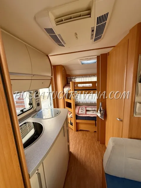 Interior caravana Fendt salón cocina litera vista longitudinal de Caravanas Fendt Saphir 495TFKM