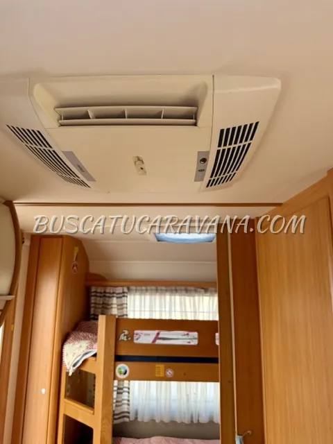 Interior caravana Fendt con aire acondicionado y litera de Caravanas Fendt Saphir 495TFKM