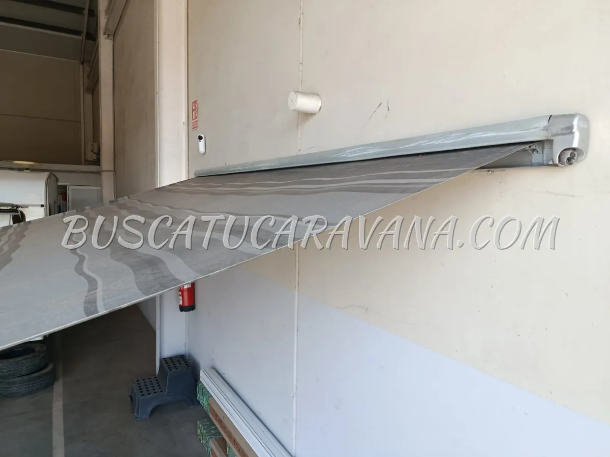 Toldo Fiamma F45S con golpe y rascada