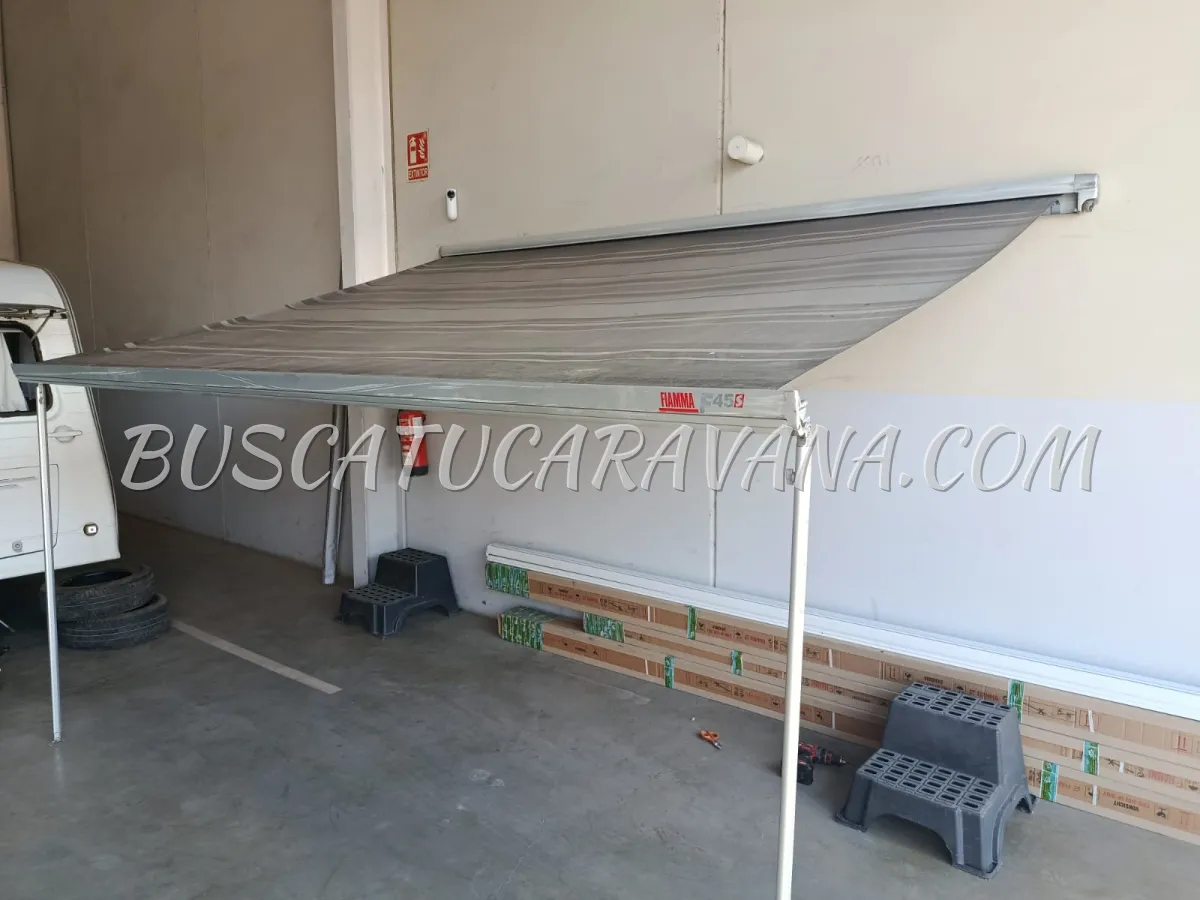 Toldo Fiamma F45S con golpe y rascada
