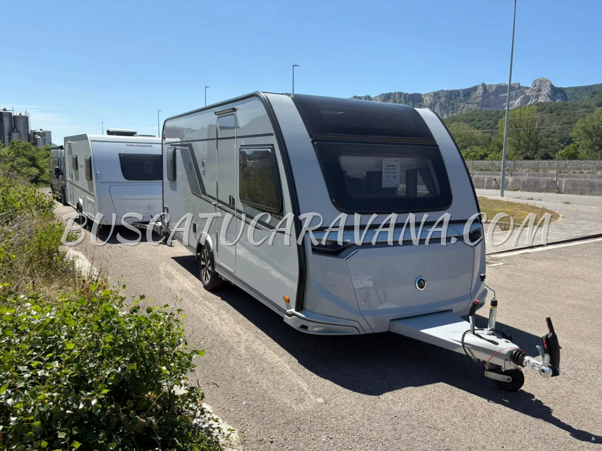 KNAUS SÜDWIND 500 UF 60 YEARS – EDICIÓN ESPECIAL Distribución: zona de descanso y salón.Capacidad para dormir: hasta 4 personas. Sistema estabilizador