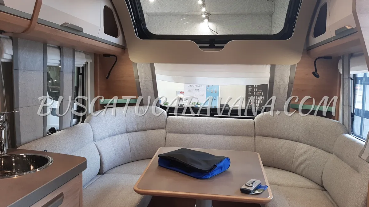 KNAUS SÜDWIND 500 UF 60 YEARS – EDICIÓN ESPECIAL Distribución: zona de descanso y salón.Capacidad para dormir: hasta 4 personas. Sistema estabilizador