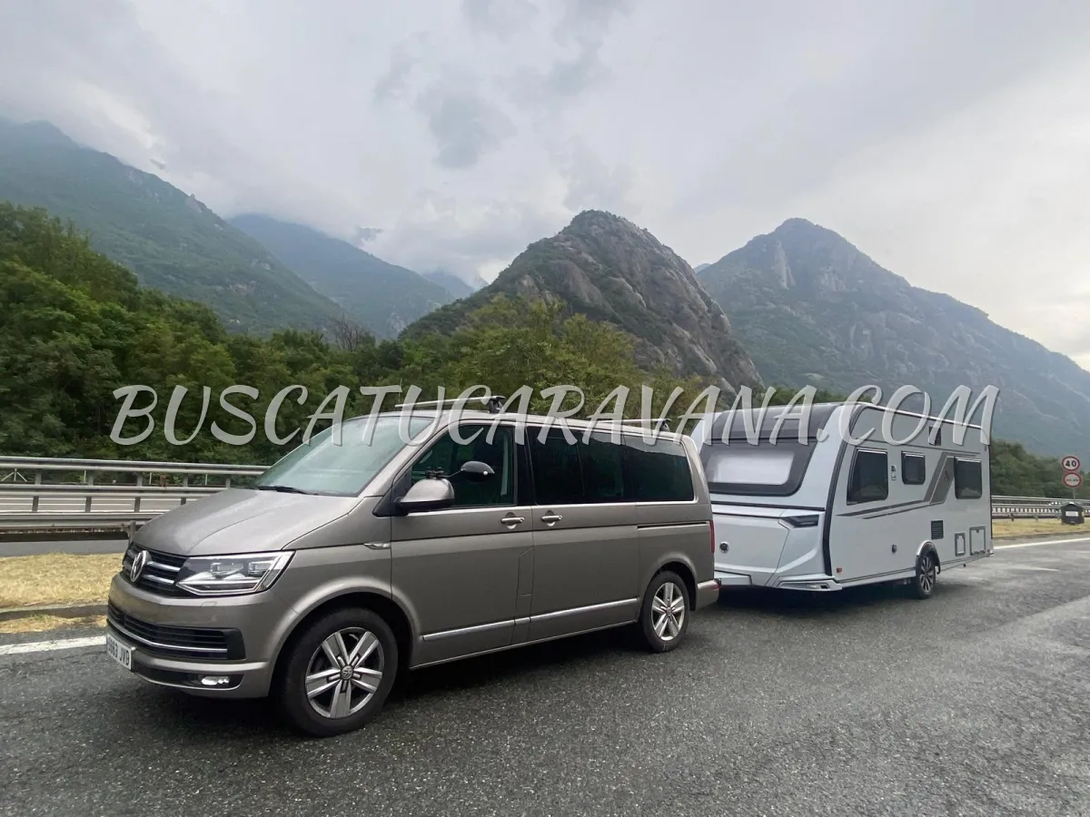 KNAUS SÜDWIND 500 UF 60 YEARS – EDICIÓN ESPECIAL Distribución: zona de descanso y salón.Capacidad para dormir: hasta 4 personas. Sistema estabilizador