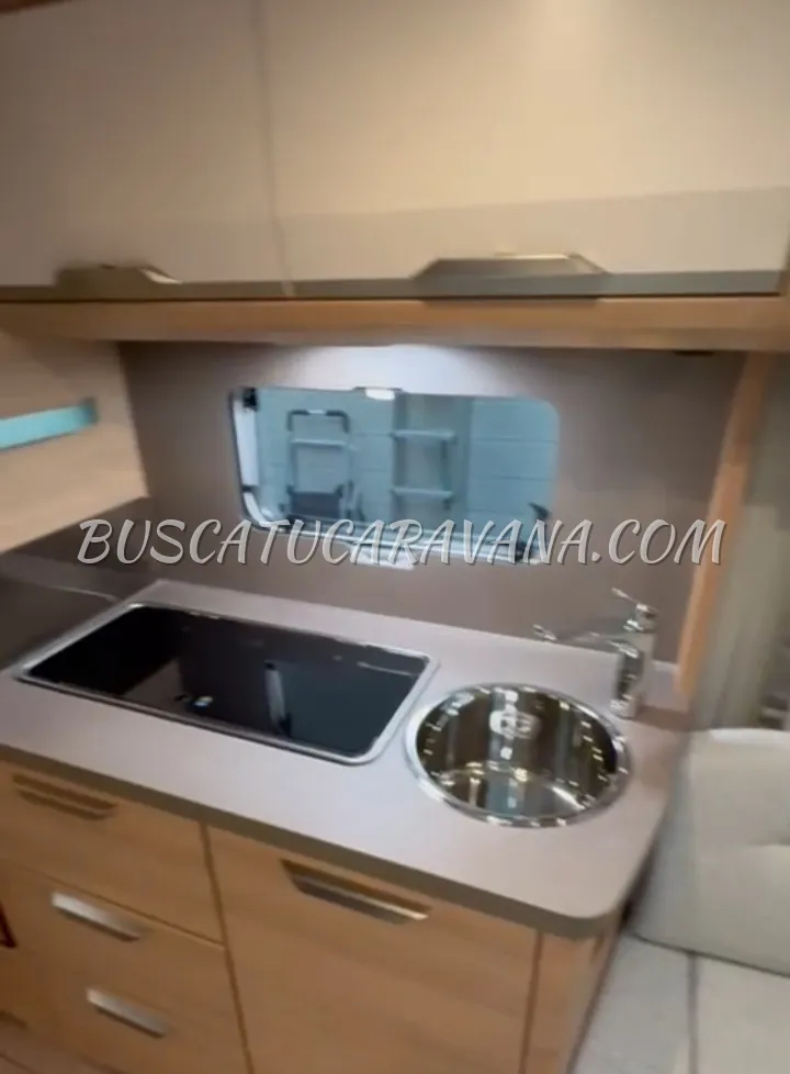 KNAUS SÜDWIND 500 UF 60 YEARS – EDICIÓN ESPECIAL Distribución: zona de descanso y salón.Capacidad para dormir: hasta 4 personas. Sistema estabilizador