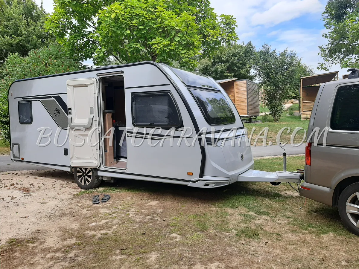 KNAUS SÜDWIND 500 UF 60 YEARS – EDICIÓN ESPECIAL Distribución: zona de descanso y salón.Capacidad para dormir: hasta 4 personas. Sistema estabilizador